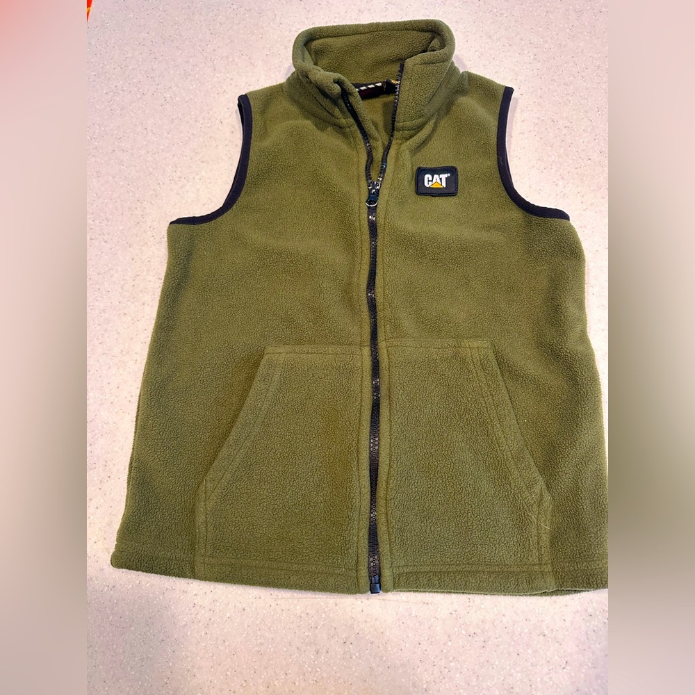 Caterpillar Boy’s  Small 7/8 Zip up fleece green vest. front pockets. CAT logo!